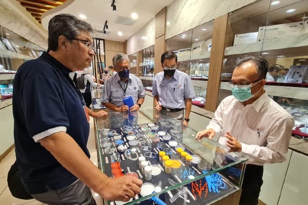 The SIRIM Berhad President and Chief Executive Officer viewing product samples at Ideal Health Care Sdn Bhd